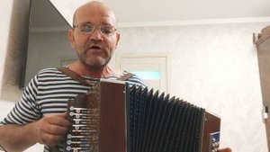 На солнечной поляночке под гармонь ля мажор