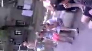 Мальчик в трусах бегает по двору !!!