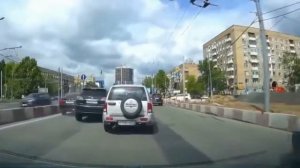 Быдло на дорогих автомобилях,получают по заслугам!!