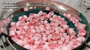 Вибропитатель для подачи и сортировки крышек с откидным верхом. Оборудование для автоматизации.