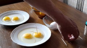 Как отличить домашнее яйцо от фабричного.