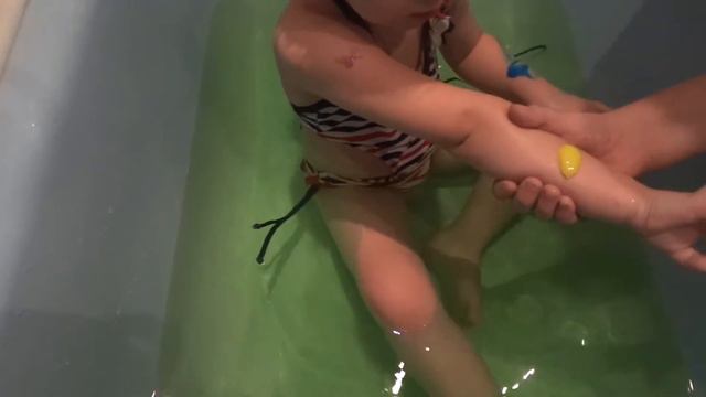 Илюша в гостях/Открываем шоколадные шары CHOCO BALLS/ЧЕЛЛЕНДЖ в ванной смотреть онлайн