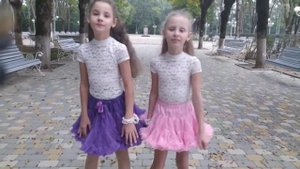 Полина и Ульяна Усковы поздравляют всех бабушек и дедушек с праздником. ГКДЦ 《Апшеронск 》