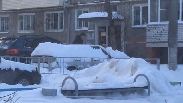 Мужик чистит машину доской! смотреть онлайн