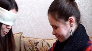 макияж с завязанными глазами..