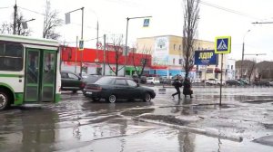 Перенес девушку на руках через огромную лужу