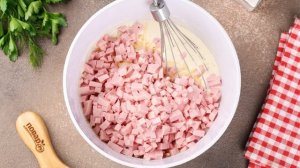 Пирог с сыром и колбасой в мультиварке