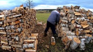 Деревенская жизнь колка дров.