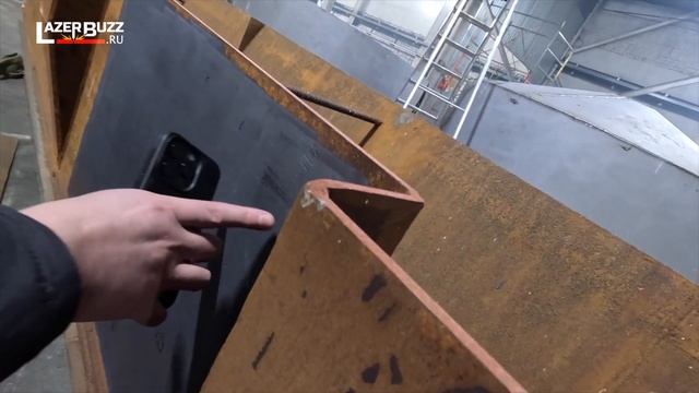 Промышленная лазерная чистка металла в цеховых условиях.