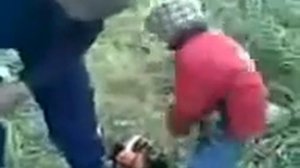 Малой пытается завести бензопилу