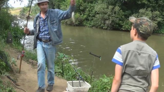 С фидером на реке за карасем смотреть онлайн