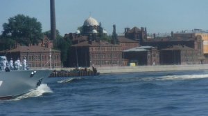 А это уже большой корабль 507 "Александр Обухов" принимает участие в главном параде ко дню ВМФ