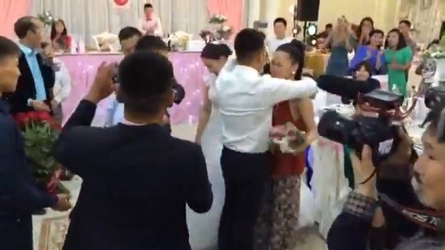 Трогательное предложение руки и сердце на свадьбе друга смотреть онлайн