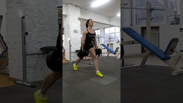 Выпады с гантелями на месте смотреть онлайн