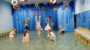 Танец с листочками (разновозрастная группа) Карпач Г.