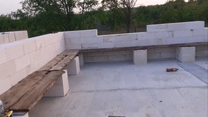 Дом с нуля. День 34-35. Леса из блоков и старых досок. Добрались до окон.