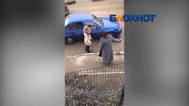 Две попрошайки Волгограда устроили публичные разборки из-за "злачного" места