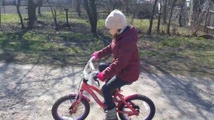 Как научить ребенка кататься на велосипеде?