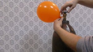 Надувание латексного шара гелием напрямую из баллона