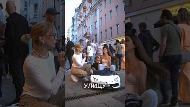 К нам на интервью на Патриарших прудах подъехали два ценителя итальянской косметики ☺️