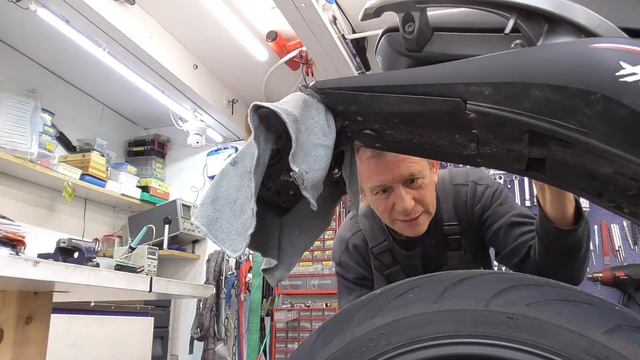 UPDATE !! Honda Hornet 2010 BuddySeat UNLOCK Mystery..!! WHAT was HONDA thinking about ?