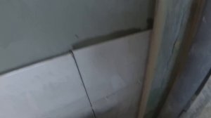 Укладка плитки в Туалете на Неровную,заваленную стену.  Весь процесс. Не для слабонервных.