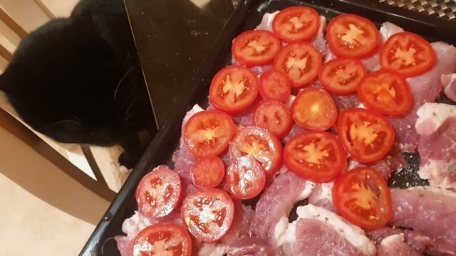 Ежедневные влоги.Рецепт мяса по-купечески из свинины с грибами помидорами и сыром в духовке.Влоги