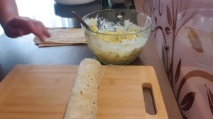 Пирог из лаваша с сыром, яйцом и зеленым луком. Быстрый, ленивый пирог.
