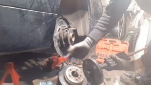 Снятие прикипевшей полуоси на шлицах, Универсальный сьемник ступичного подшипника