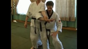 Броски в Кёнгму Хапкидо. Бросок (сваливание) толканием назад. (Базовый вариант)