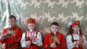 "Попурри на русские народные  песни"  исполняет инструментальный квартет "Волшебная дудочка" .