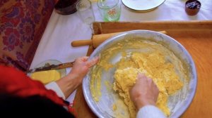 THE WOMAN LIVES ALONE IN THE MOUNTAINS! Cooking Cakes