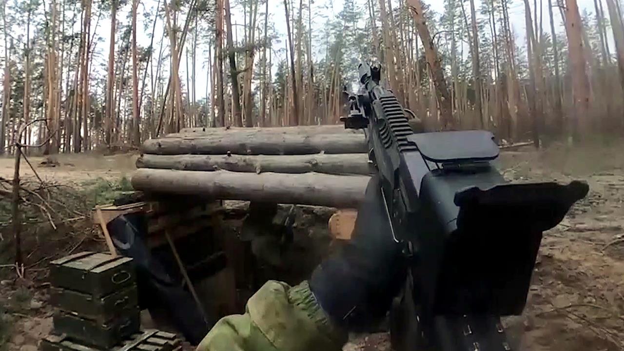 Российские бойцы отбивают атаку боевиков в лесу под Кременной
