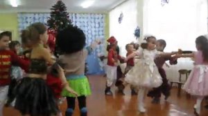 Новогодний танец на вход.