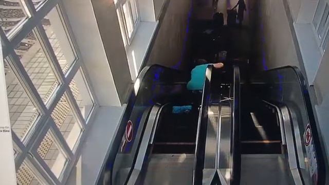 Подземный переход хабаровск. Бабушка упала на экскаваторе часть 2 #хабаровск#поднемныйпереход#ждвок смотреть онлайн