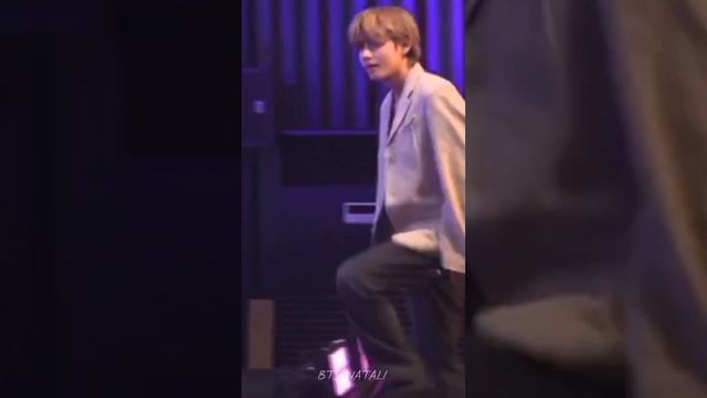 Запомним этот чарующий карамельный оттенок волос,а то вдруг Тэхен завтра перекрасится.. #taehyung смотреть онлайн