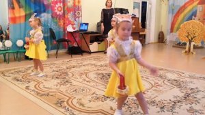 Средняя группа. Танец белочек