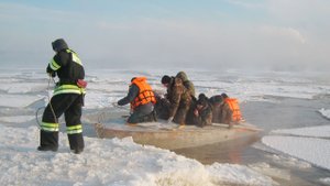 Шесть рыбаков унесло в открытый водоем на отколовшихся льдинах в Ленинградской области