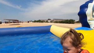 ВОДНЫЕ ГОРКИ / БАТУТ/ Дети катаются с горок / Бассейн