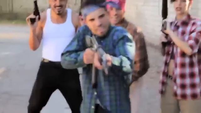 Zombie attaque, solution par les armes смотреть онлайн