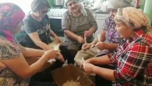 Посиделки по подготовке гусиного пуха и перьев для подушки, село Каныкаево