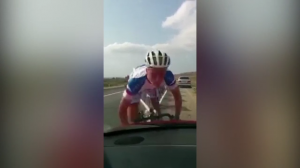 Велосипедист влетел в машину