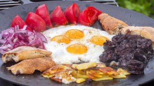 Правильный завтрак, чтобы сажать картошку. Яичница в испанском стиле с кровяной колбасой