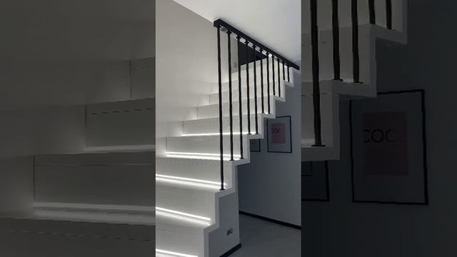 LED-Treppenbeleuchtung, ganz in Weiß – Montage und Konfiguration von MONO-1 RESTAN смотреть онлайн