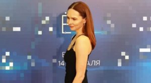 Актриса Елена Николаева показала точеную фигуру в обтягивающем платье