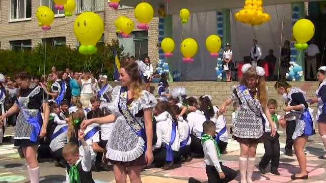 Последний звонок. Танец выпускников с первоклассниками.