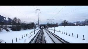 Горы природа из окна поезда и просто красивая поездка на поезде в Европе