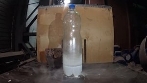 Что будет если налить жидкий азот в бутылку | What happens if you pour liquid nitrogen into a bottl
