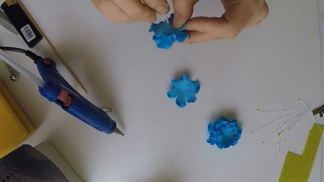 Цветочки из фоамирана на маленьких заколках