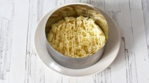 Салат с копченой курицей, ананасом сыром и кукурузой